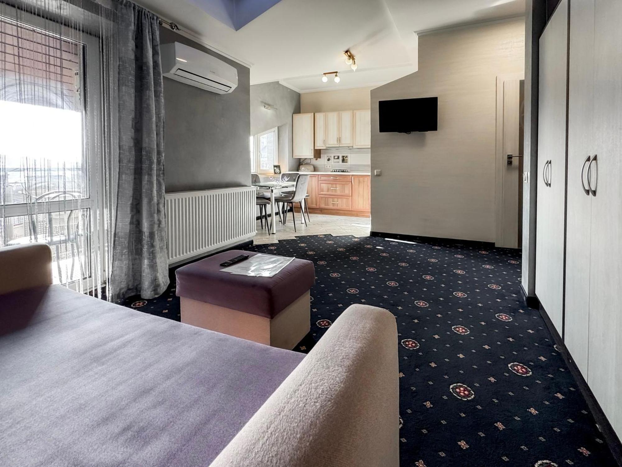 Apartments On Zaliznychna 49 Ивано-Франковск Экстерьер фото